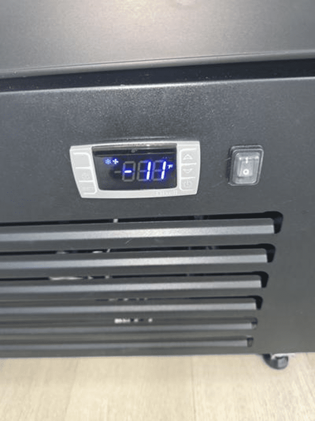Fieldpiece SMAN gauge showing 897 micron vacuum reading — confirming a clean, dry system before recharge